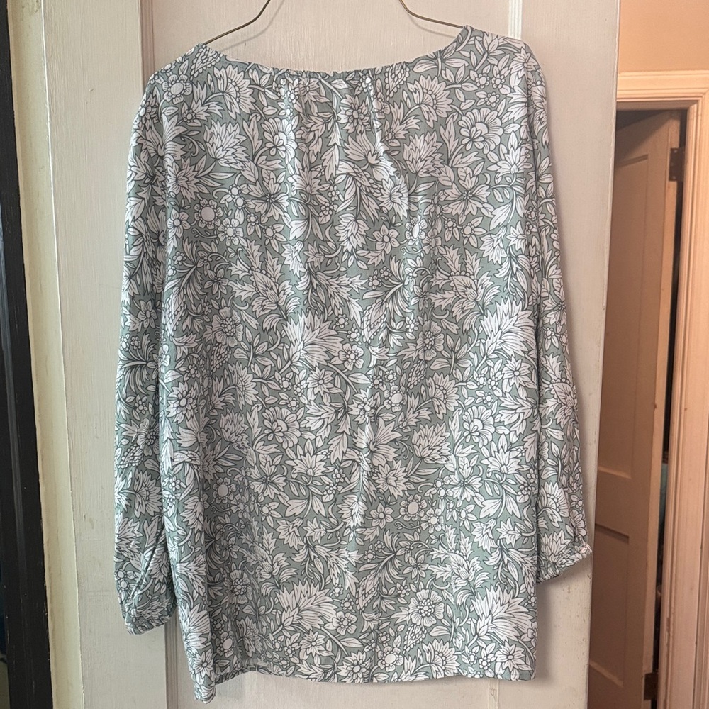 St. Johns Bay Mint Green and White Floral V-Neck Tunic - Like New Condition - Picture 3 of 9